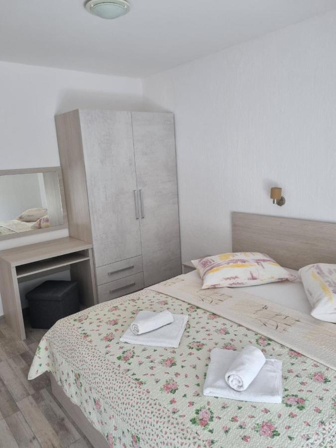 Ljubica & Ante Paparic Apartment Lopar Bagian luar foto