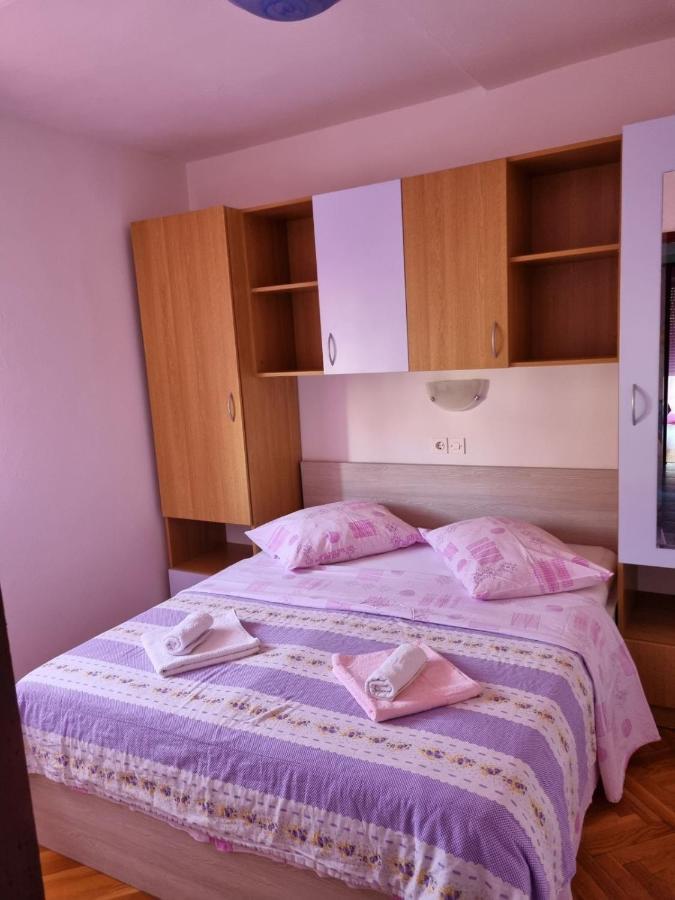 Ljubica & Ante Paparic Apartment Lopar Bagian luar foto
