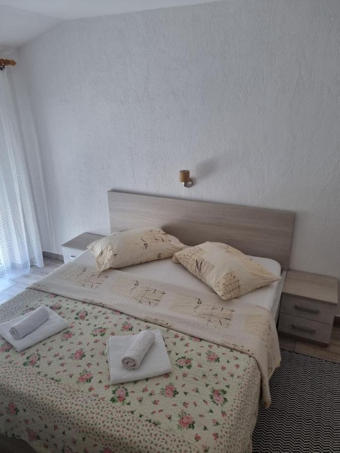 Ljubica & Ante Paparic Apartment Lopar Bagian luar foto